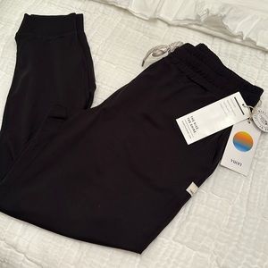 Vuori Women’s The Rise The Shine joggers size Medium-NWT